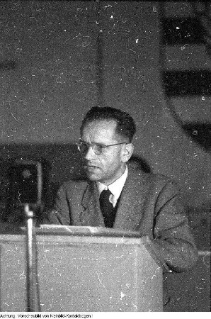 Arno Wend, Vorsitzender der Dresdner SPD, als Redner auf dem Gründungskongress der "Dresdner Volkssolidarität" am 27. September 1945. Dresden-Pieschen, Goehlewerk (1947-1962 Sachsenverlag), Riesaer Straße 32