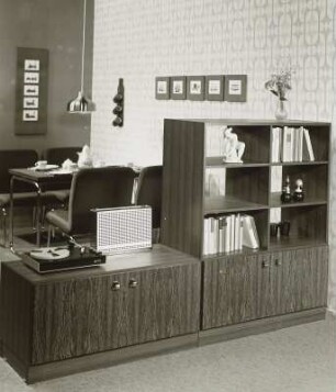 Anbauwand "Favorit" : Wohnzimmermöbel. Anbauwand "Favorit" (1976; VEB Möbelkombinat Wi-We-Na) und Eßplatz