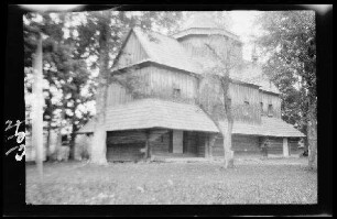 Kirchengebäude aus Holz mit überdachtem Umgang und mittigem Dachturm