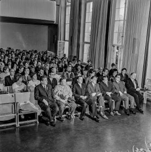 Entlassung sorbisches Institut für Lehrerbildung : Bautzen. Sorbisches Institut für Lehrerbildung. Feier des Abschlussjahrganges. Blick in den Saal