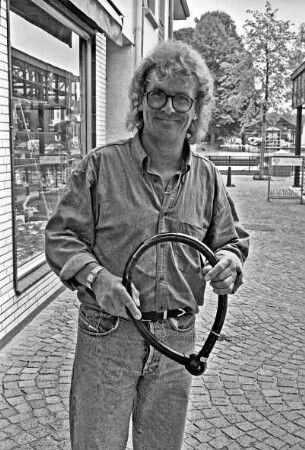 Lehmann, Klaus: Fahrradhändler aus Ahrensburg mit einem Fahrradschloss