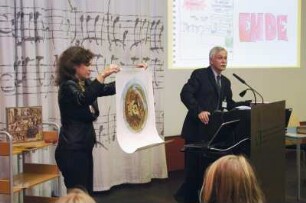 Doris Ander-Donath und Redner Dr. Thomas Bürger im Vortragssaal "Dresden online - Bilder und Bücher zum Stadtjubiläum 2006"