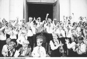 Berlin, 3. Weltfestspiele der Jugend und Studenten, Auftritt eines Kulturensembles aus der Demokratischen Volksrepublik Korea (Nordkorea), Parade im Stadion mit den Ehrengästen Wilhelm Pieck und Otto Grotewohl, Feuerwerk, August 1951