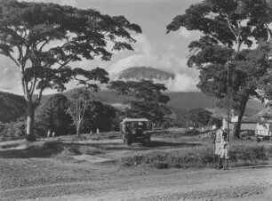 Mount Meru : Blick aus der Stadt Arusha auf den Vulkan Mount Meru
