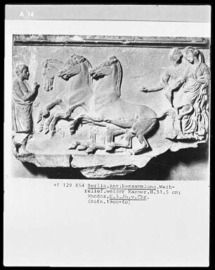 Weihrelief mit Viergespann