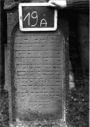 Grabstein 19 (Index: 100090856) Material: Sandstein Zustand: leicht verwittert Maße HxBxT: 176x61x28 cm Beschreibung: getreppt. Sock. , giebelart. Abschl. m. Verdach. u. Mittel-u. Eckakroteren, Schriftfeld Symbolik: Palmette im Mittelakroter: Grabstein 19A