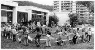 Im Kreis tanzende Kindergartenkinder