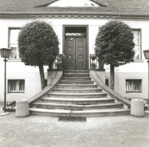 Cottbus. Landhaus (Standesamt), Lieberoser Straße 7, um 1820. Freitreppe und Portal