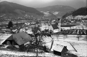 Hausach: Blick von der Höhe auf Hausach Dorf; Kirche und Burg Hausen mit Schnee