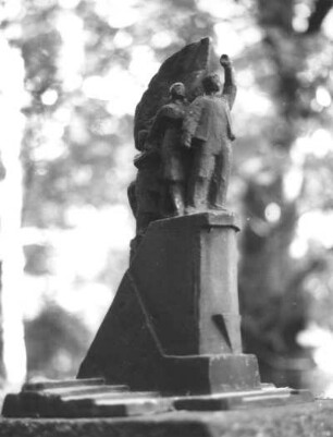 Grabmal für Eugen Hoffmann : Grabmal für Eugen Hoffmann (1892-1955). Stein; E. Hoffmann (?). Detail: Gruppenplastik mit Fahne. Dresden-Trachau, Heidefriedhof
