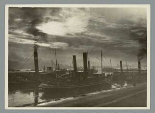 Im Morgengrauen am Rhein in Mainz : Main. Hafen. Schleppdampfer, vorn Schleppdampfer "Dordrecht"