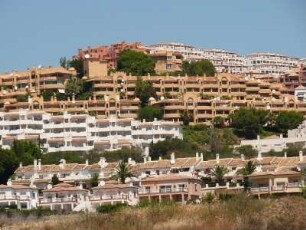 mit Ferienwohnungen zubetonierte Landschaft bei Marbella, Andalusien, Spanien