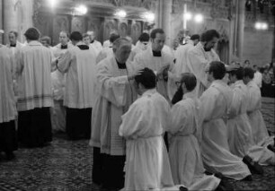 Freiburg: Priesterweihe im Münster, Priester segnen Diakone reihum