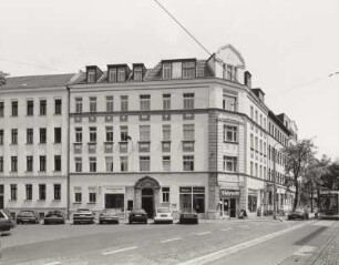 Wohnhaus mit Läden