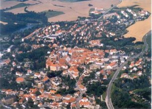 Dippoldiswalde. Stadtzentrum mit Marien- und Laurentiuskirche (Stadtkirche) und Altenberger Straße/Dresdner Straße (B 170). Luftbild-Schrägaufnahme von Süden