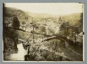 Blick auf Suhl in Thüringen von der Eisenbahn aus