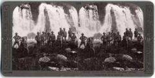 Britische Soldaten vor einem Wasserfall (Ostafrika?)