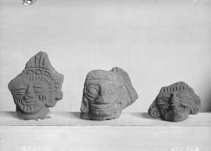Bruchstücke von faltenreichen Masken