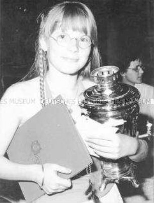 Auszeichnung eines Mädchens mit Pokal und Urkunde beim Fest des sowjetischen Liedes der DSF in Berlin (Ost)