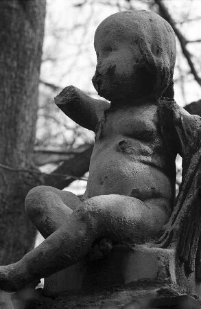 Putto an der Brücke im Palmengarten