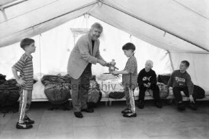 Lütjensee: Zeltlager des Jugendwerks der Arbeiterwohlfahrt AWO: Besuch durch Landrat Klaus Plöger: bei Besichtigung der Schlafstätte in Zelt: mit vier Jungen und Stoffpuppe: 19. Juli 1999