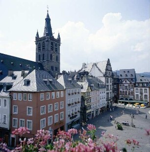 Trier. Hauptmarkt. Südseite des Platzes mit Sankt Gangolf