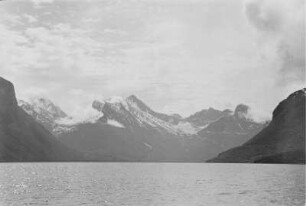 Fjord : Bergmassiv am Rand eines Fjords.