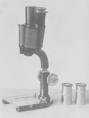 Stereoskopisches Mikroskop von Leitz : Technikgeschichte | Physik | Optik | Das Mikroskop und seine Nebenapparate