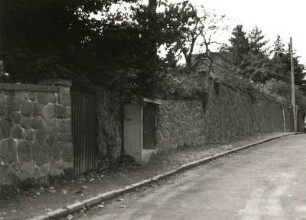 Cossebaude-Niederwartha, Friedrich-August-Straße 48/52. Syenit-Bruchsteinmauer