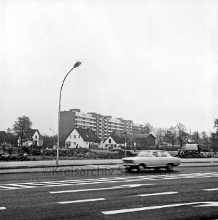 Möllner Landstraße: hinten Oher Weg: darauf Pkws und Lieferwagen: rechts Ampelanlage der Einmündung: links Erdarbeiten am Straßenrand: hinten links Wohnhäuser: dahinter Wohnblock
