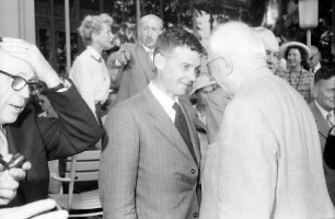 Chemiker; Maikäferrede: Artturi I. Virtanen (links angeschnitten), Richard L. M. Synge und Hermann Staudinger, dahinter Karl Georg v. Hevesy