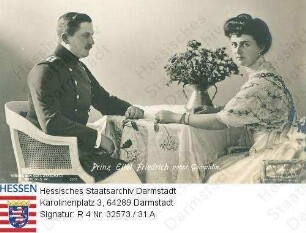 Eitel Friedrich Prinz v. Preußen (1883-1942) / Porträt in Uniform mit Ehefrau Sophie Charlotte Prinzessin v. Preußen geb. Prinzessin v. Oldenburg (1879-1964) / an Tisch sitzend, Kniestücke