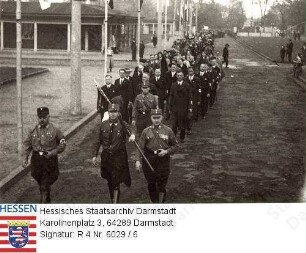 Darmstadt, 1936 Mai 1 / Maikundgebung, hier: Aufmarsch mit 3 SA-Männern vor der Festhalle