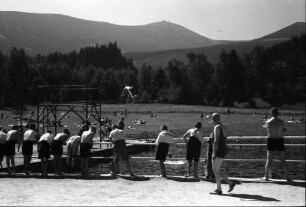 Krummhübel: Freibad Schneekoppe; Jungens am Zaun