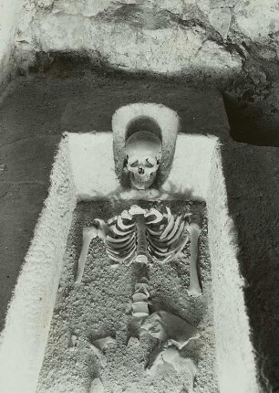 Mittelalterlicher Steinkistensarg mit Skelett