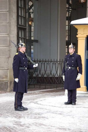 Zwei Dragoner der Königlichen Leibgarde, Wachablösung am Schloss