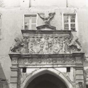 Sonnewalde, Schloss, Torbau des Vorderschlosses, Portal mit Auszug mit Wappen