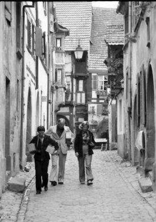 Reichenweier, Riquewihr: alte Gasse, mit drei jungen Leuten