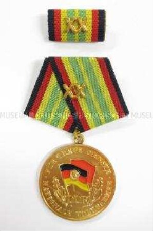 Medaille für treue Dienste in der Nationalen Volksarme in Gold für 20 Jahre Dienstzeit, mit Interimsspange und Etui