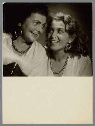 Charlotte Friedrich und Helga Göring in "Liebeshändel in Chiozza" : Charlotte Friedrich als Pasqua und Helga Göring als Lucietta in der Komödie "Liebeshändel in Chiozza" (Viel Lärm in Chiozza) von Carlo Goldoni in der Inszenierung von Hans Finohr. Staatsschauspiel Dresden, Erstaufführung 31. Dezember 1954
