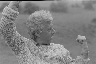 Čičmany. Akt-Pleinair 1980. Der Fotograf Günter Rössler während einer Besprechung