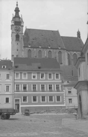 Krems: Piaristenkirche, vom Platz