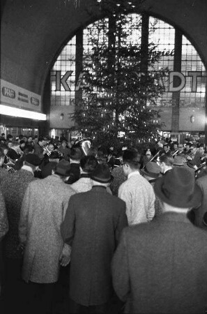 Weihnachtliches Bläserkonzert in der Halle des Hauptbahnhofs am Heiligen Abend.