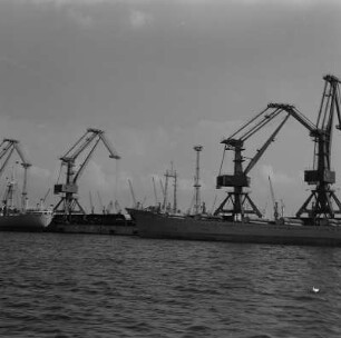 Rostock. Überseehafen mit Kränen