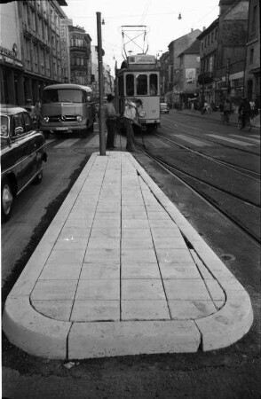 Straßenbahn- und Autoverkehr auf der Kaiserstraße.