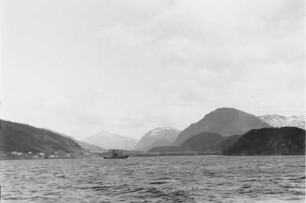 Fjord : Hügel und Berge am Rand eines Fjords.