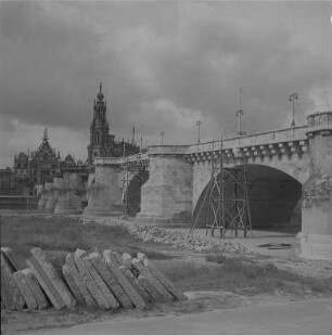 Dresden. Georgij-Dimitroff-Brücke (ehem. Augustusbrücke; Wiederaufbau 1948-1949; 1907-1910; W. Kreis, H. Klette). Schrägansicht der Ostseite mit Resten der Baustelleneinrichtung