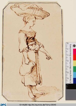 Stehende Frau mit einem Korb auf dem Kopf und einem Krug in der Hand, im Profil nach rechts