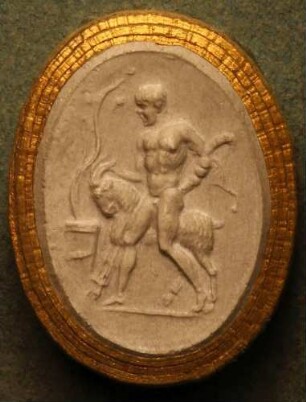 Ein Faun führt einen Ziegenbock als Schlachtopfer zum Altar (Daktyliothek, Erstes Mythologisches Tausend)