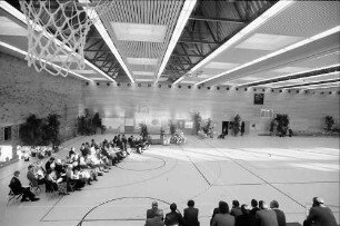 Freiburg: Einweihung Uni-Sportstadion, Publikum in der neuen Sporthalle